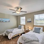 Ideally Located And Elegant Condo With Balcony!