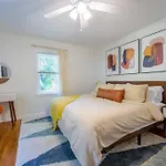 Midtown Cottage - Central Location!