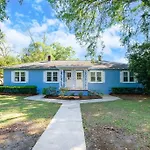 Midtown Cottage - Central Location!