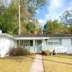 Peaceful Bungalow Near Capitol, Campus & Hospitals