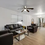 The Renegade - Renovated 3 Bedroom