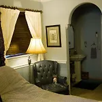 Little English Guesthouse Bed And Breakfast