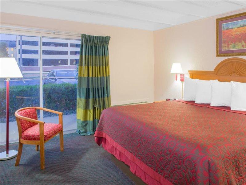 Days By Wyndham Center Tallahassee