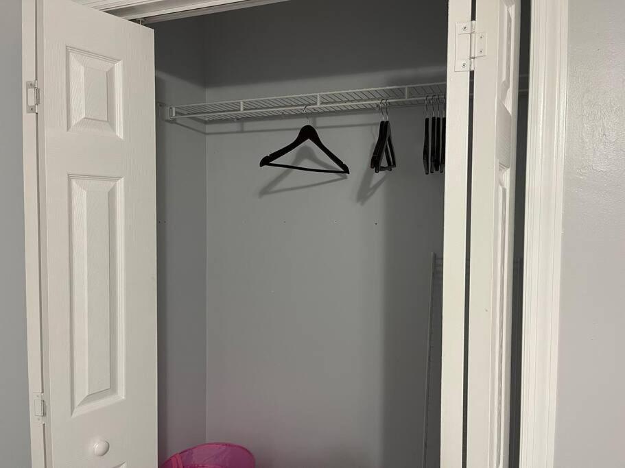 Cheerful 3-bedrooms With Free Parking On Premises *