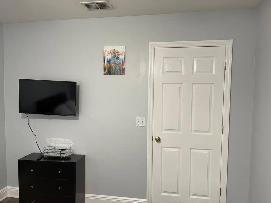Cheerful 3-bedrooms With Free Parking On Premises Tallahassee