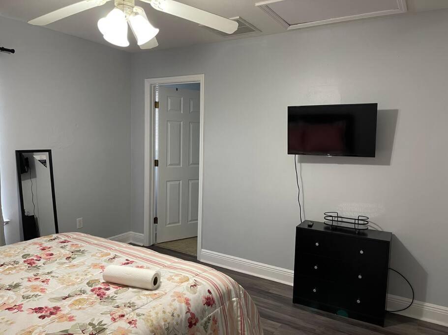 Cheerful 3-bedrooms With Free Parking On Premises Tallahassee
