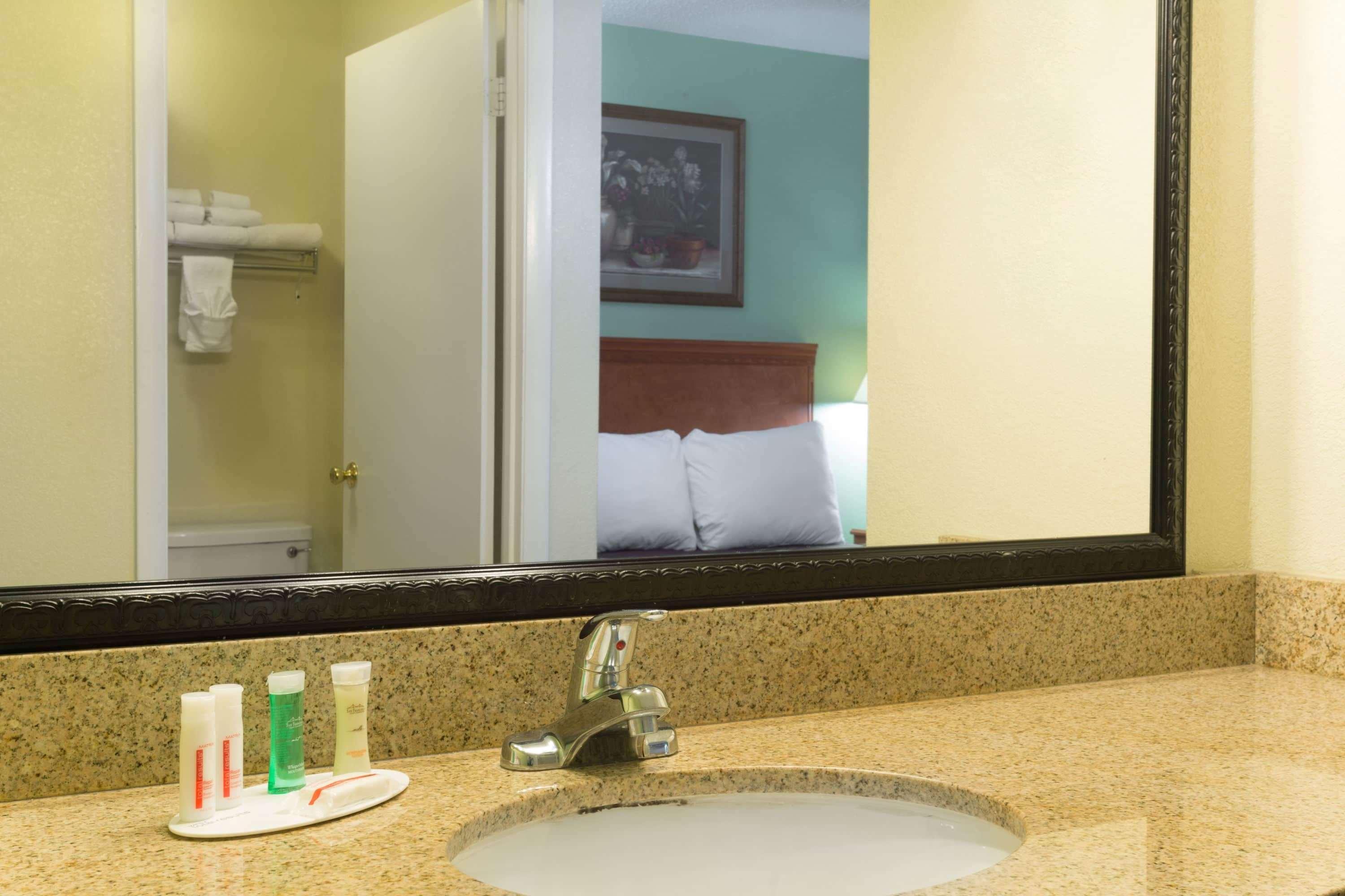 Howard Johnson By Wyndham Hotel Tallahassee