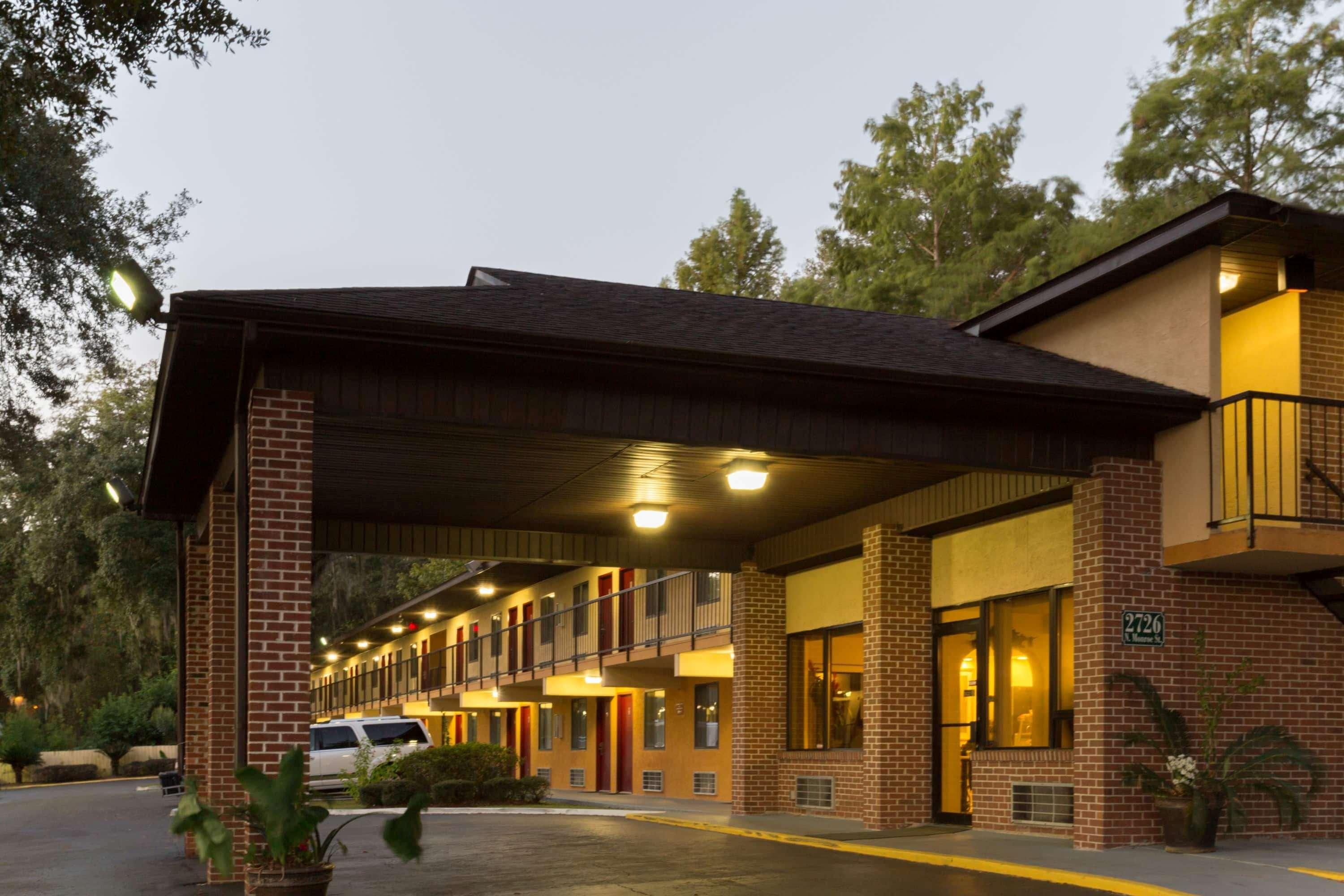 Howard Johnson By Wyndham Hotel Tallahassee
