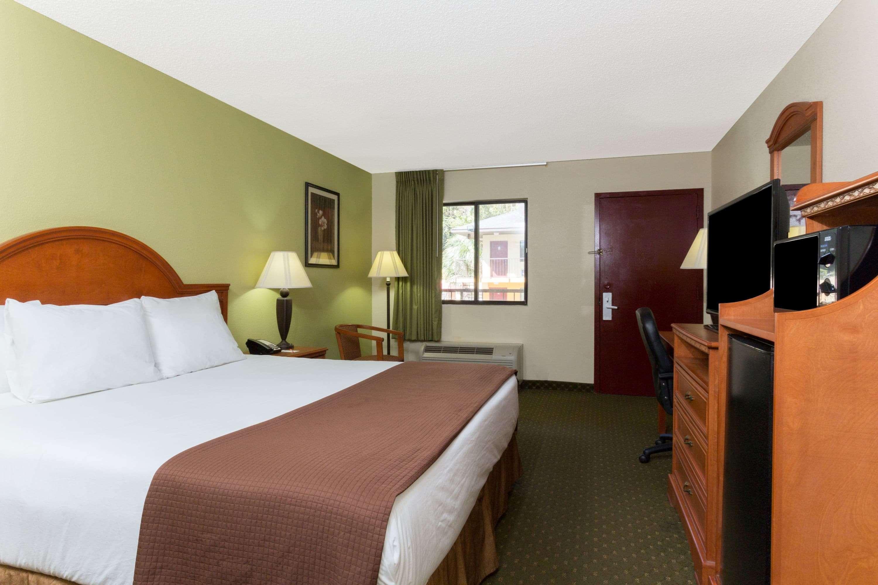 Howard Johnson By Wyndham
