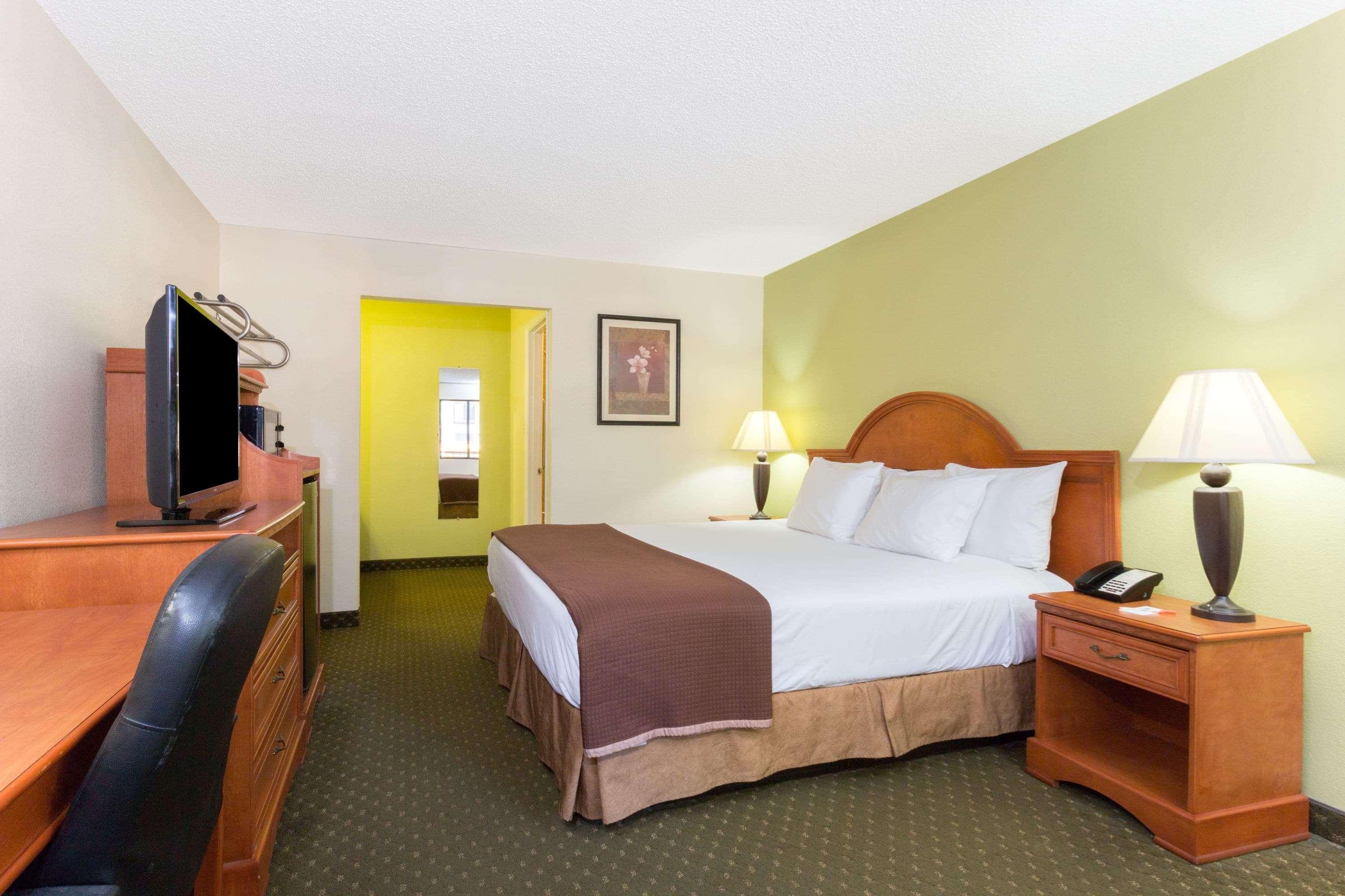Howard Johnson By Wyndham Hotel
