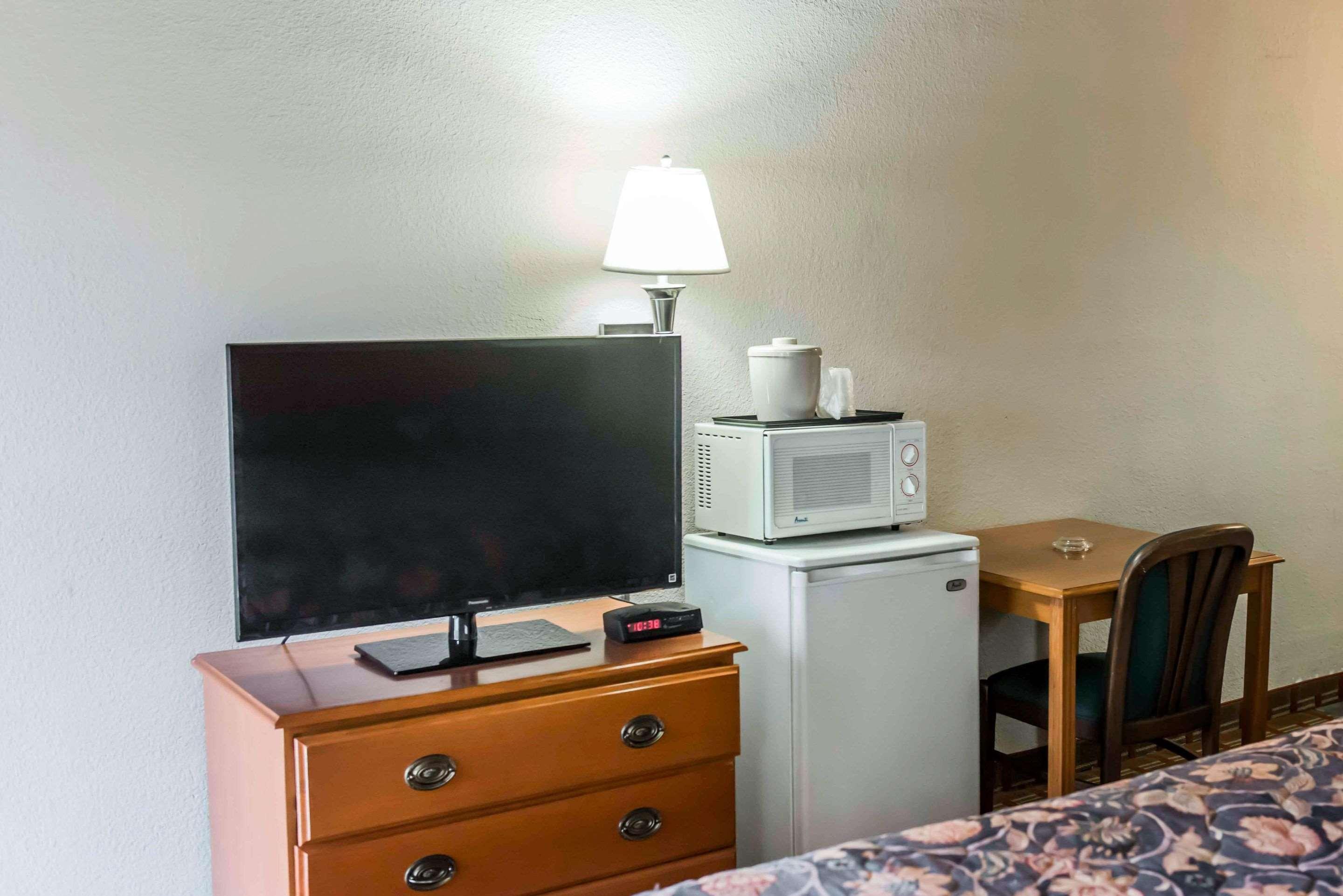 Lodge Econo Near Capital -university *