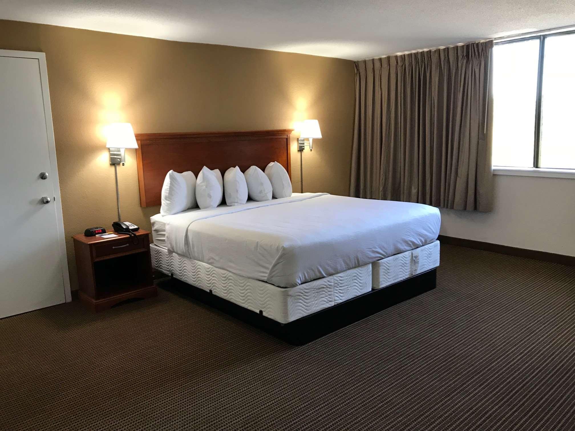Hotel Days & By Wyndham Conf Center I-10 2*