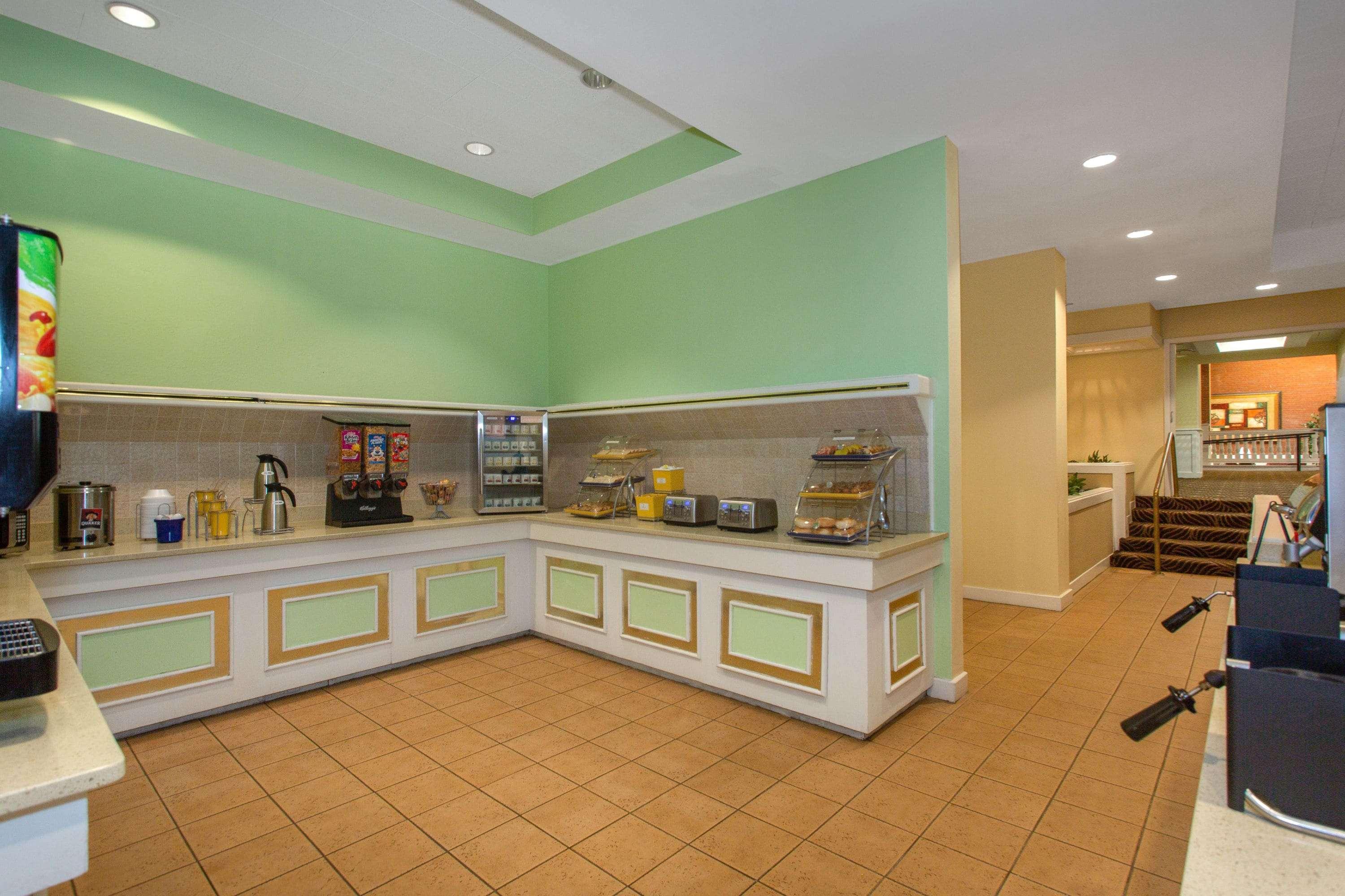 Days & By Wyndham Conf Center I-10 Hotel 2*