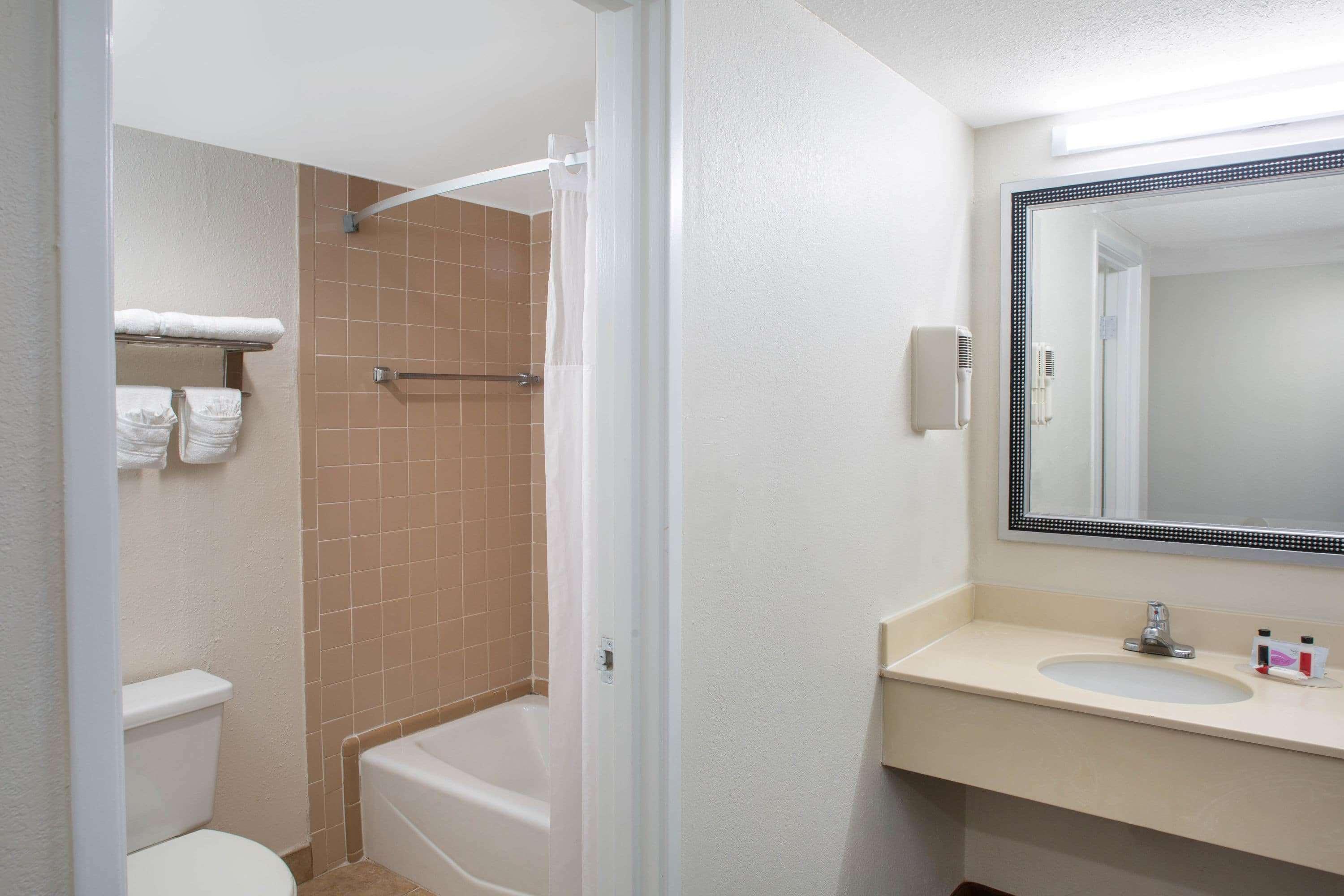 Days & By Wyndham Conf Center I-10 Hotel