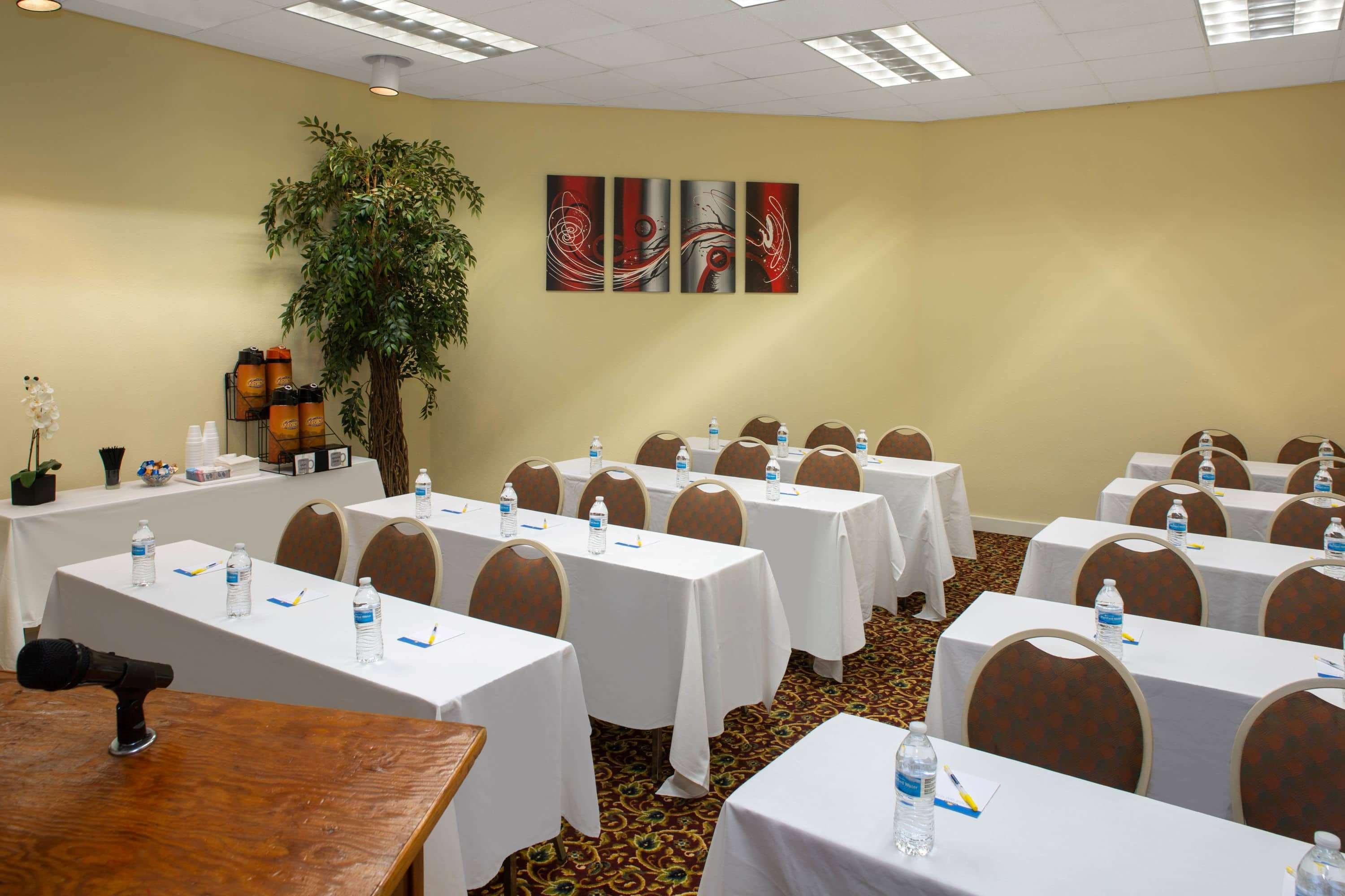 Days & By Wyndham Conf Center I-10 Hotel 2*