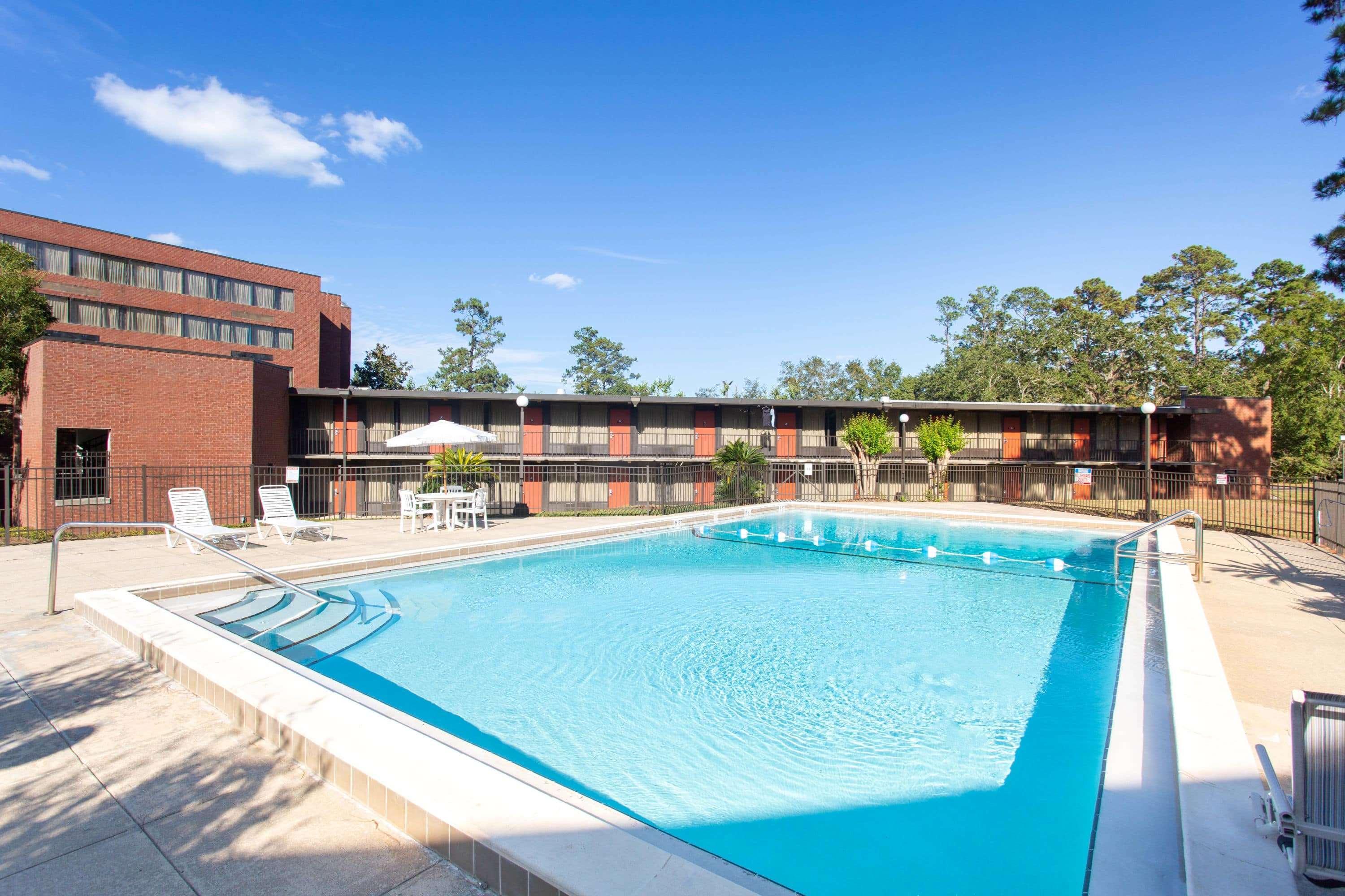 Hotel Days & By Wyndham Conf Center I-10 2*