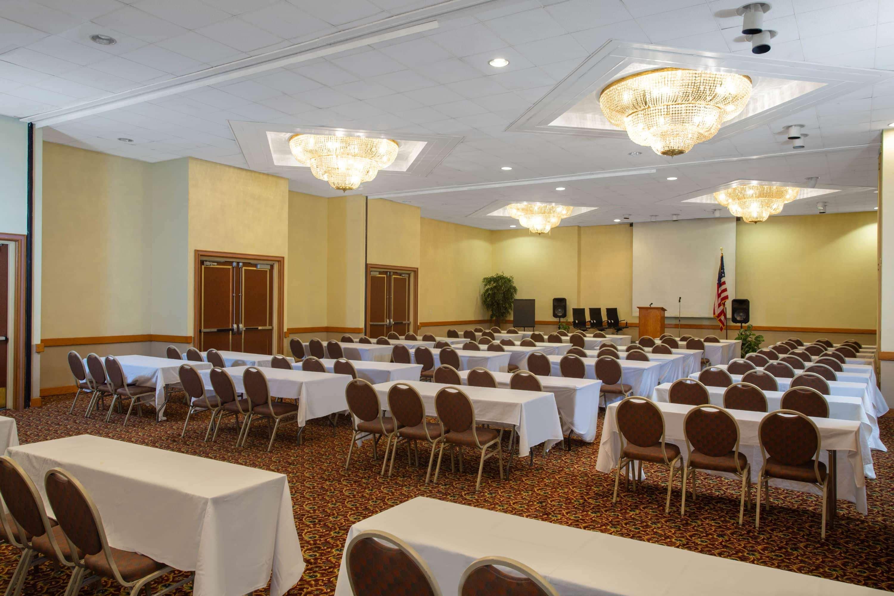 Hotel Days & By Wyndham Conf Center I-10