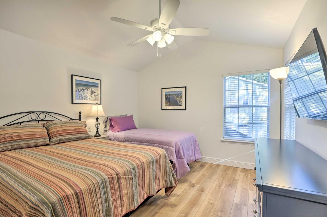 Sassy Home, 5 Mi To Downtown! Holiday home *