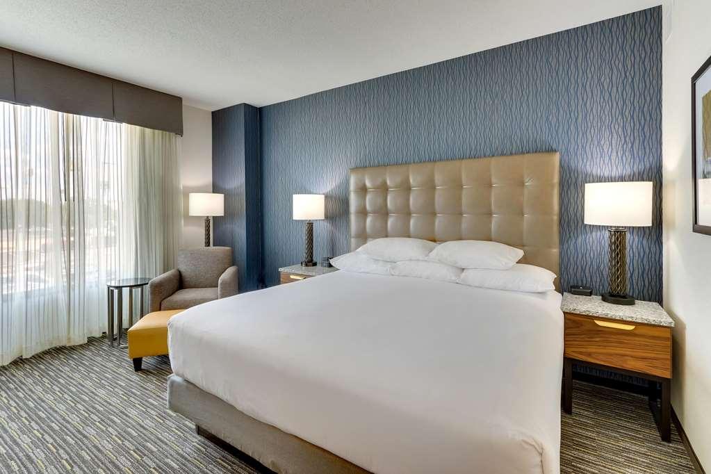 Drury Plaza Hotel *