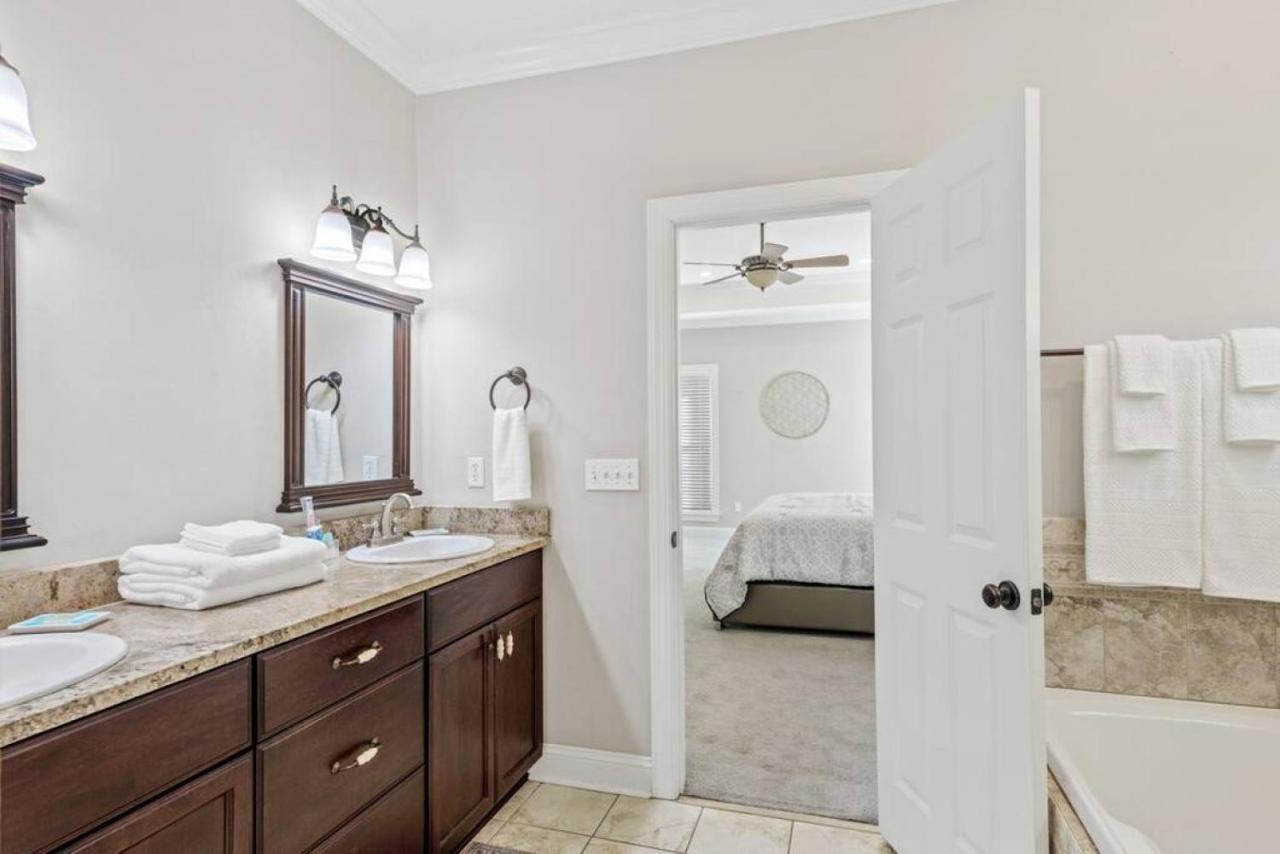Serene Smart Home, Big Backyard, Family And Friends