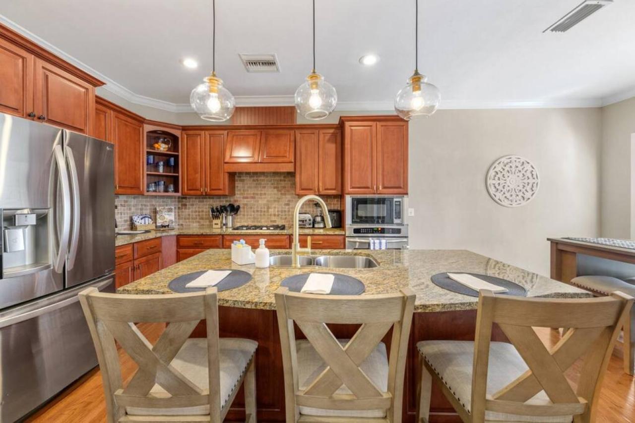 Holiday home Serene Smart Home, Big Backyard, Family And Friends *