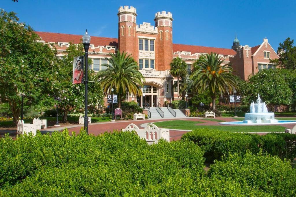 Fantastic Gem Minutes From Campus/stadium, Capitol Holiday home *