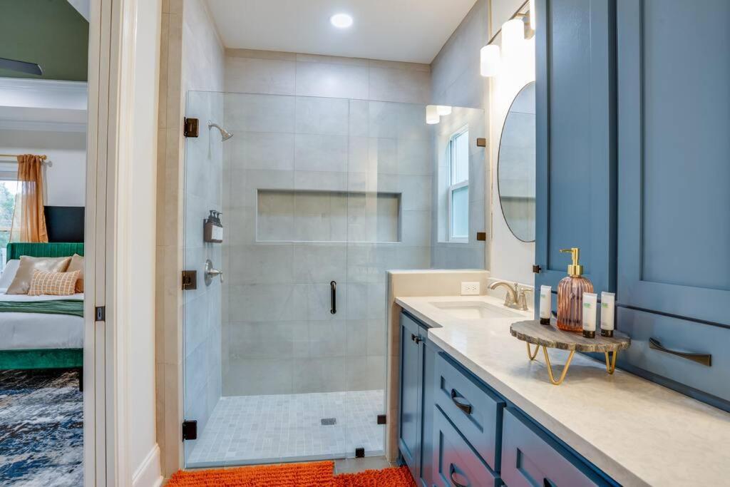 Downtown Escape: Lakes & Parks - 20min To Airport Holiday home *