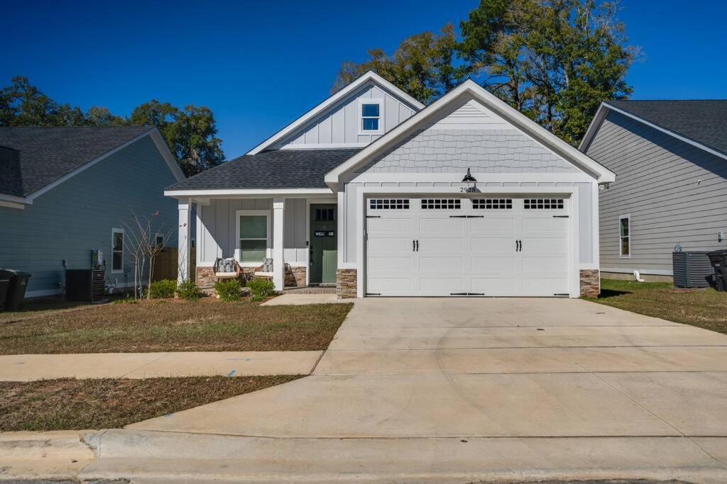 Holiday home Downtown Escape: Lakes & Parks - 20min To Airport