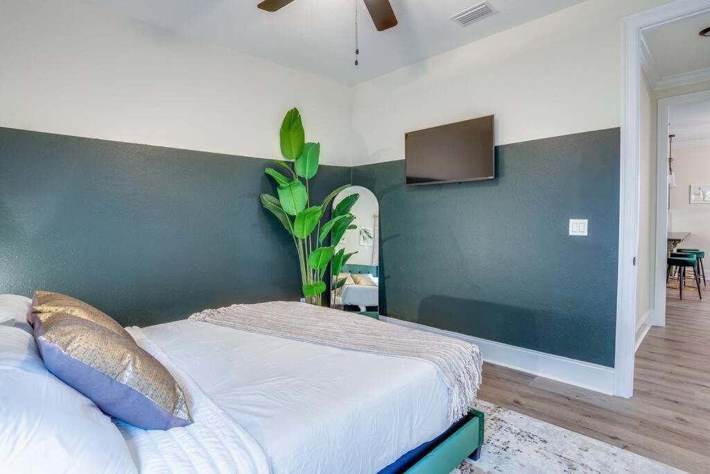 Holiday home Downtown Escape: Lakes & Parks - 20min To Airport