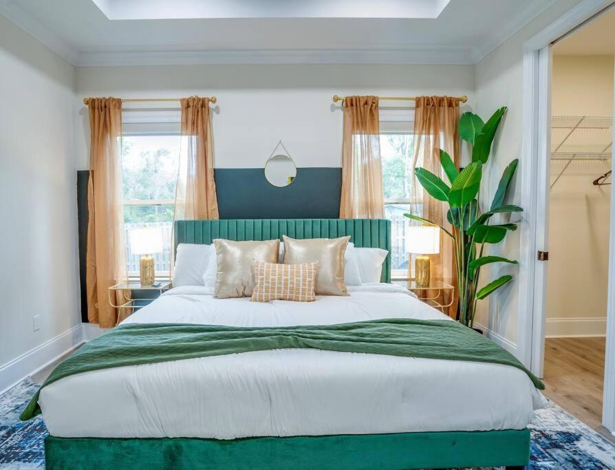 Holiday home Downtown Escape: Lakes & Parks - 20min To Airport *