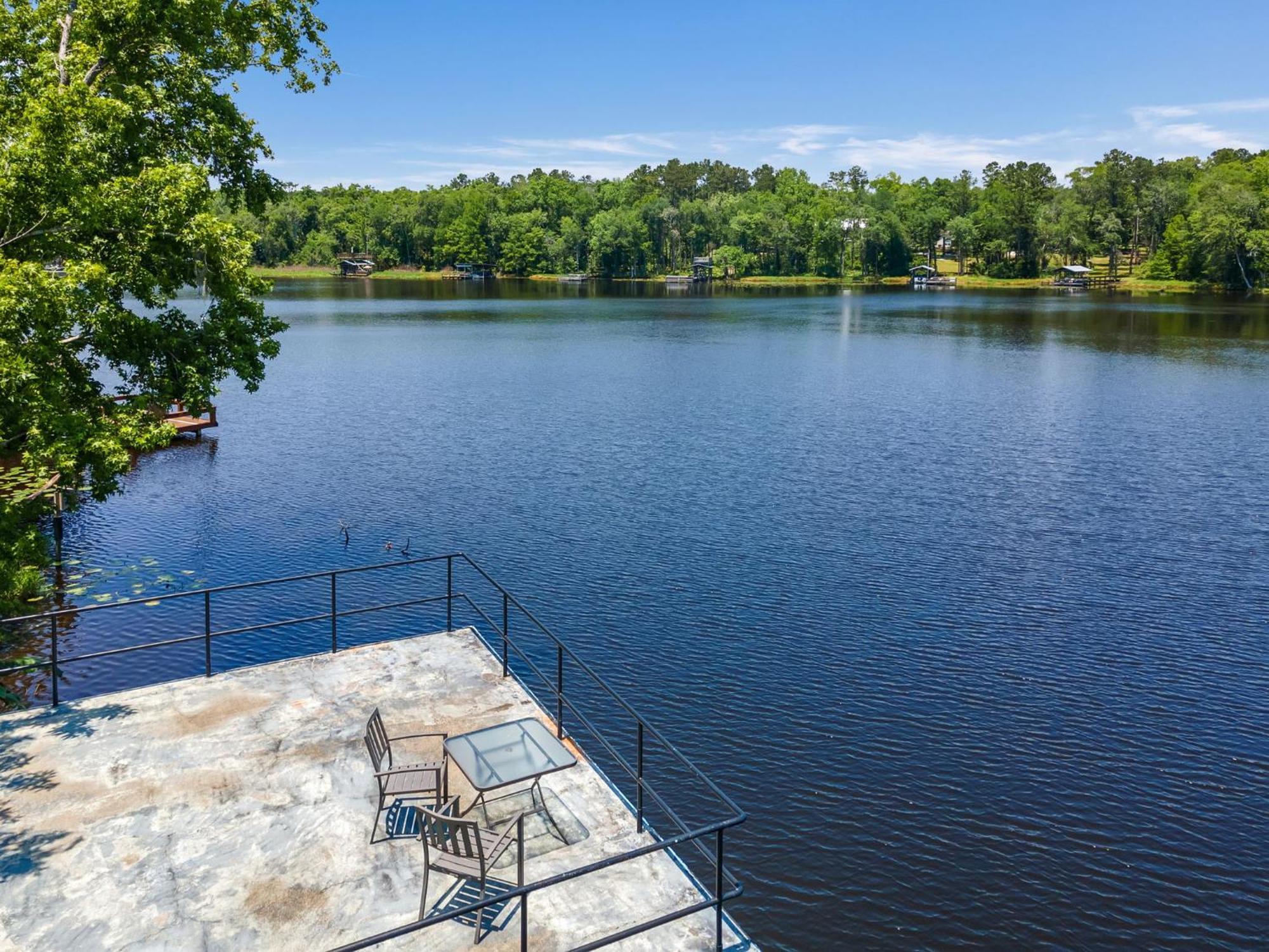 Waterfront On Talquin - Near Fsu - Stunning Views - 2 Story Deck - Fire Pit - Fast 1000 Mbps Internet - 3 Min From Boat Ramp Holiday home