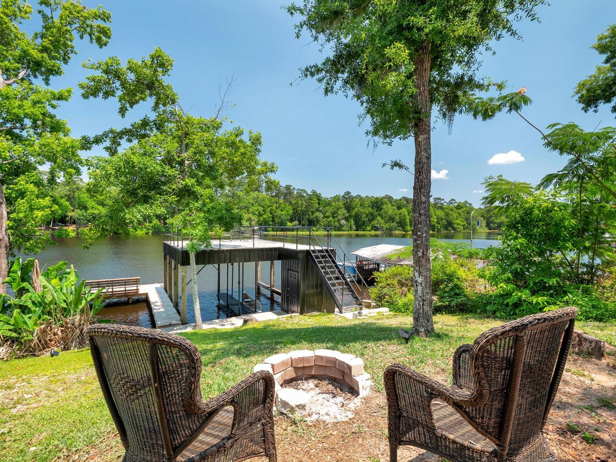 Waterfront On Talquin - Near Fsu - Stunning Views - 2 Story Deck - Fire Pit - Fast 1000 Mbps Internet - 3 Min From Boat Ramp *