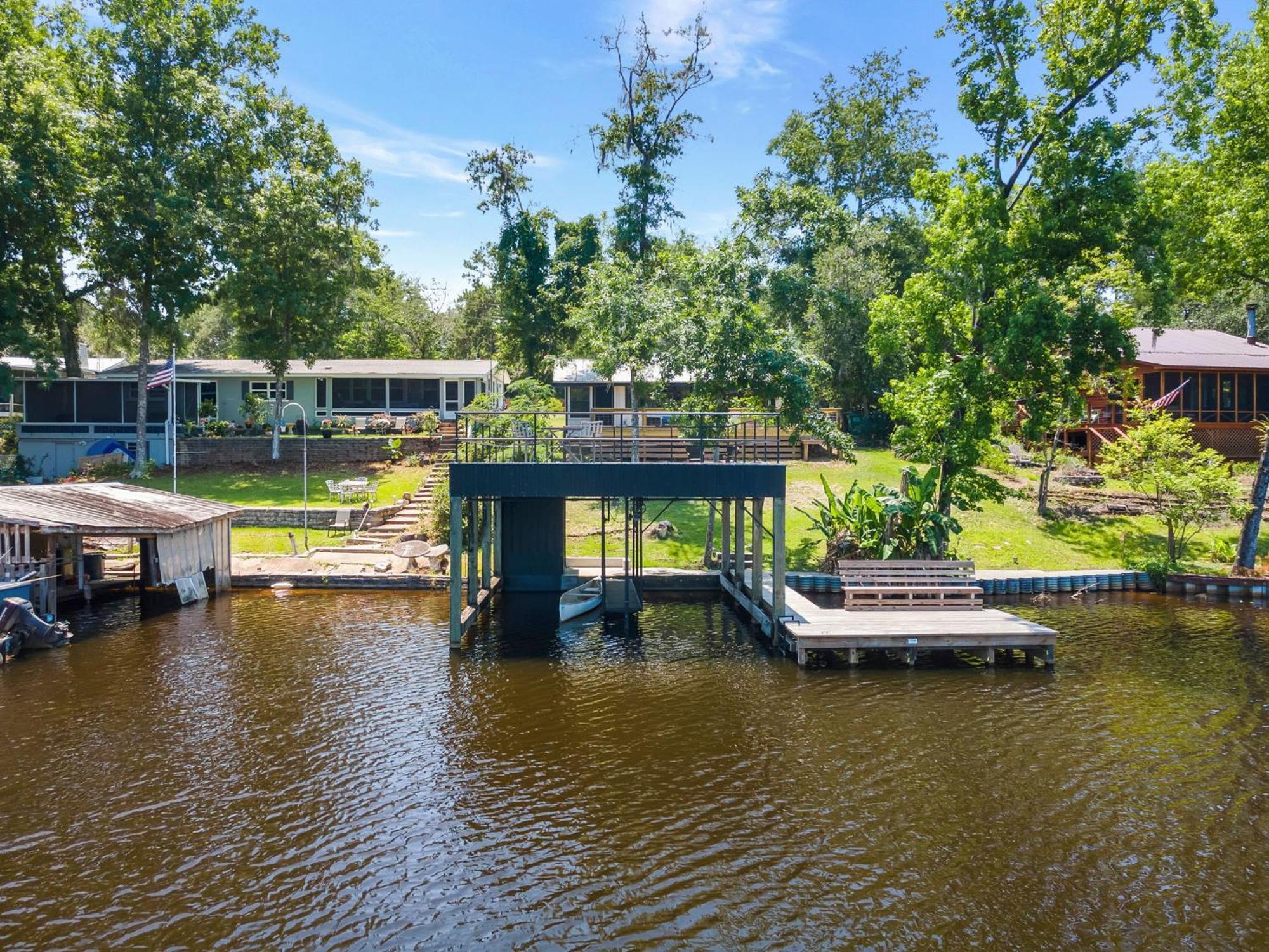 Waterfront On Talquin - Near Fsu - Stunning Views - 2 Story Deck - Fire Pit - Fast 1000 Mbps Internet - 3 Min From Boat Ramp Holiday home