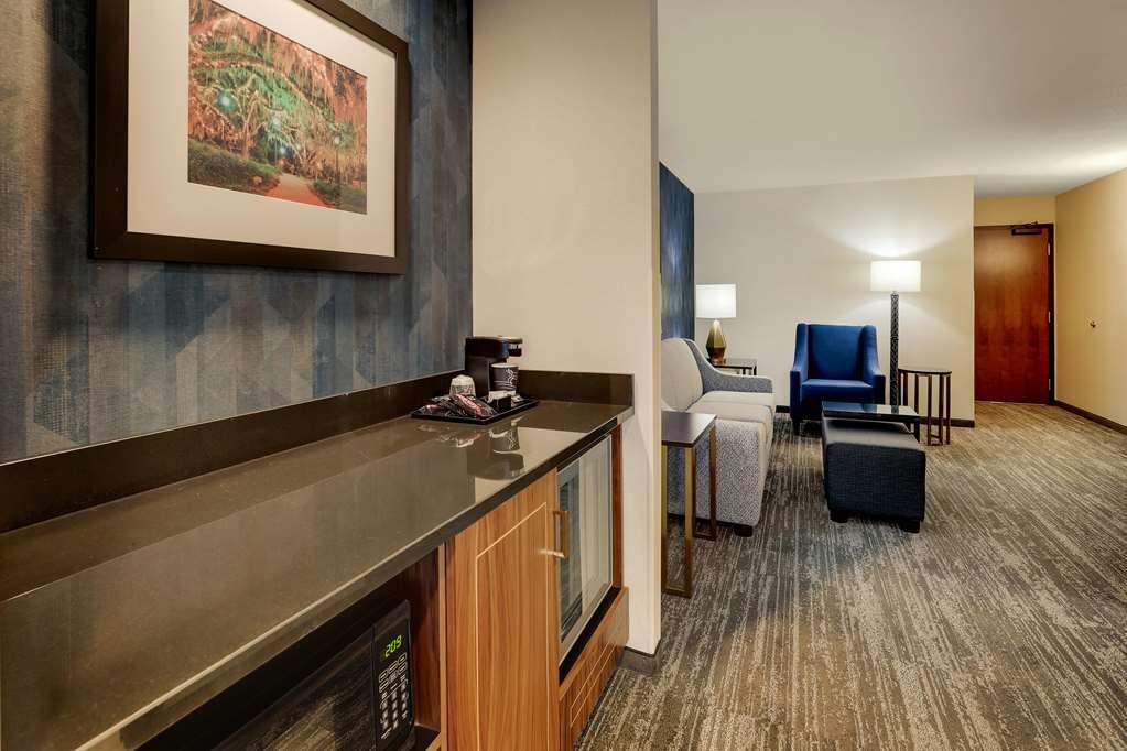 Drury Plaza Hotel *
