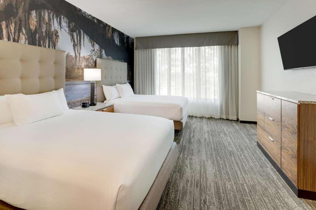 Drury Plaza Hotel *