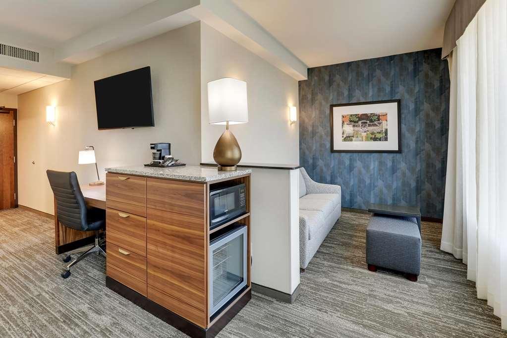 Drury Plaza Hotel *