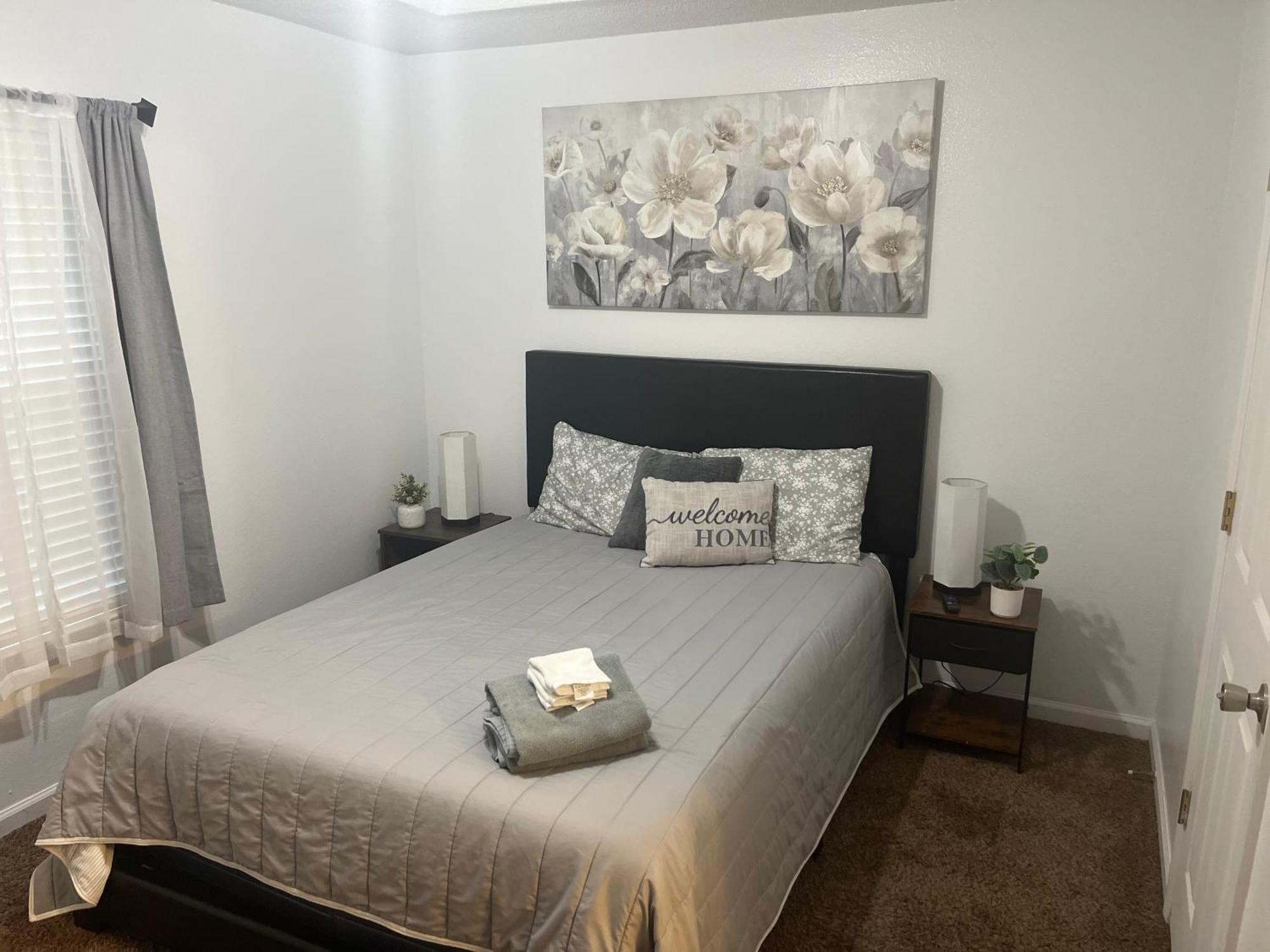 Apartment 3 Bed 3 Bath Townhome *