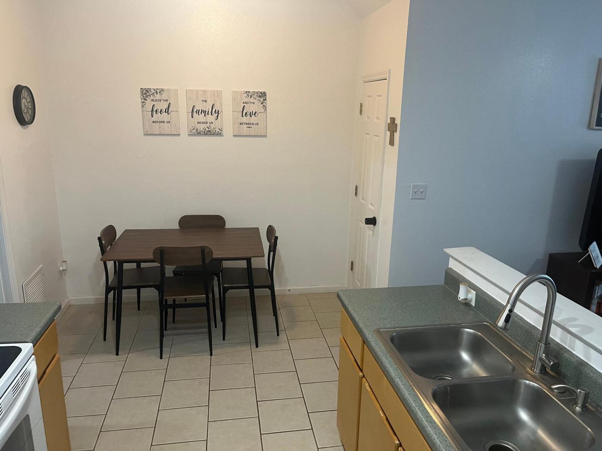 Apartment 3 Bed 3 Bath Townhome *