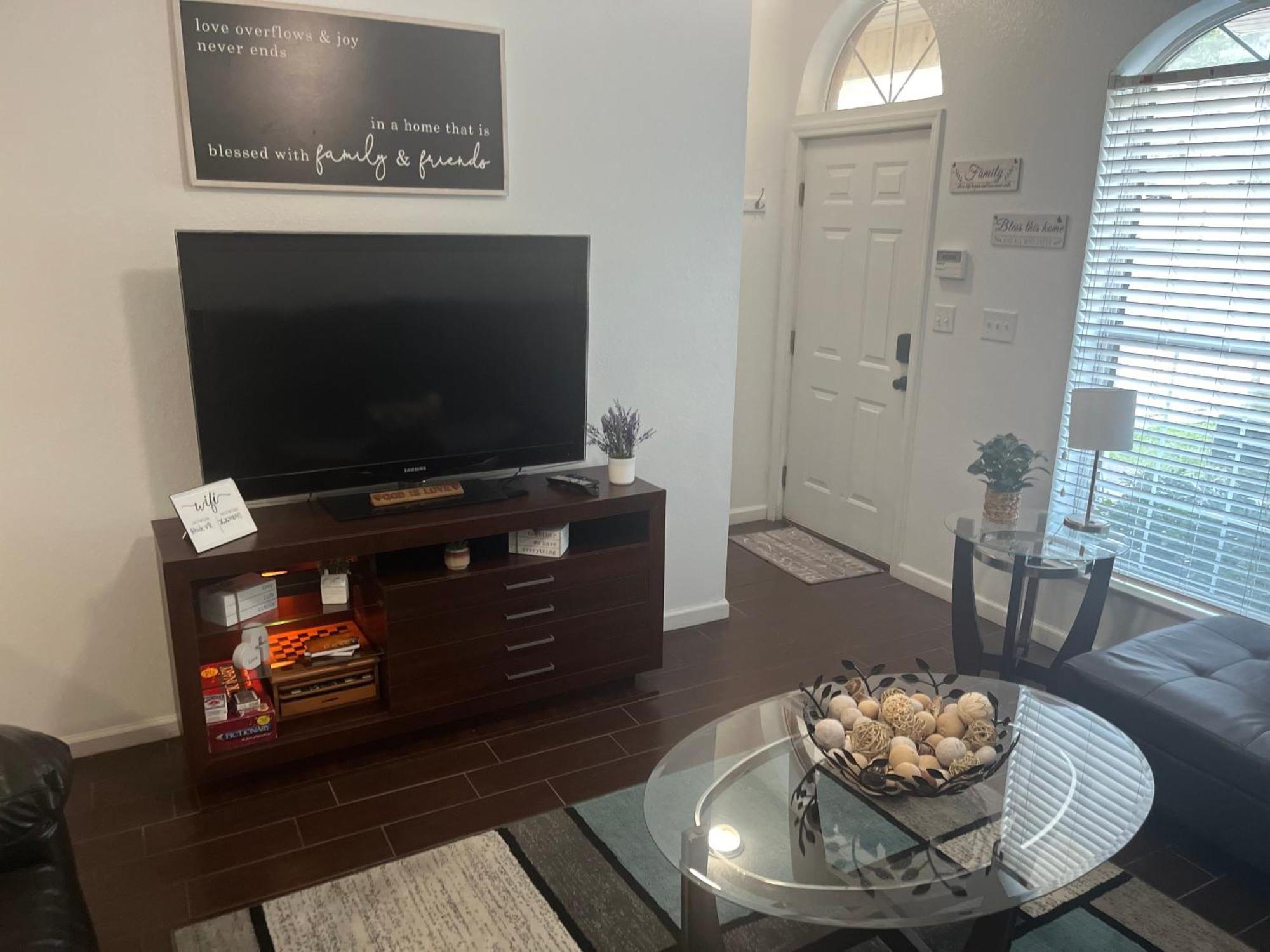 Apartment 3 Bed 3 Bath Townhome *