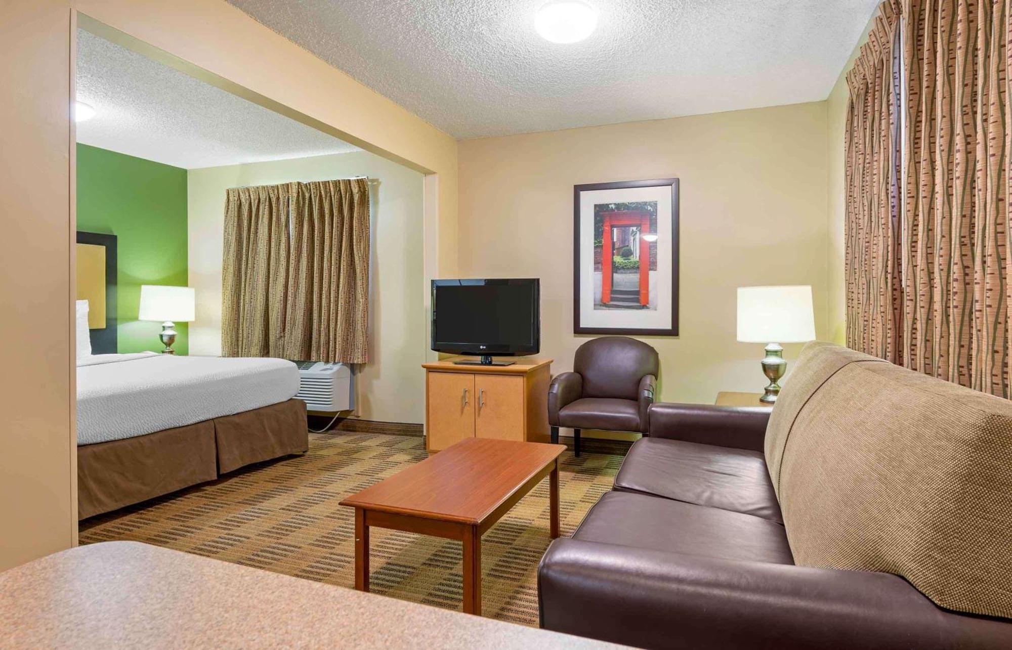 Extended America - - Killearn Hotel