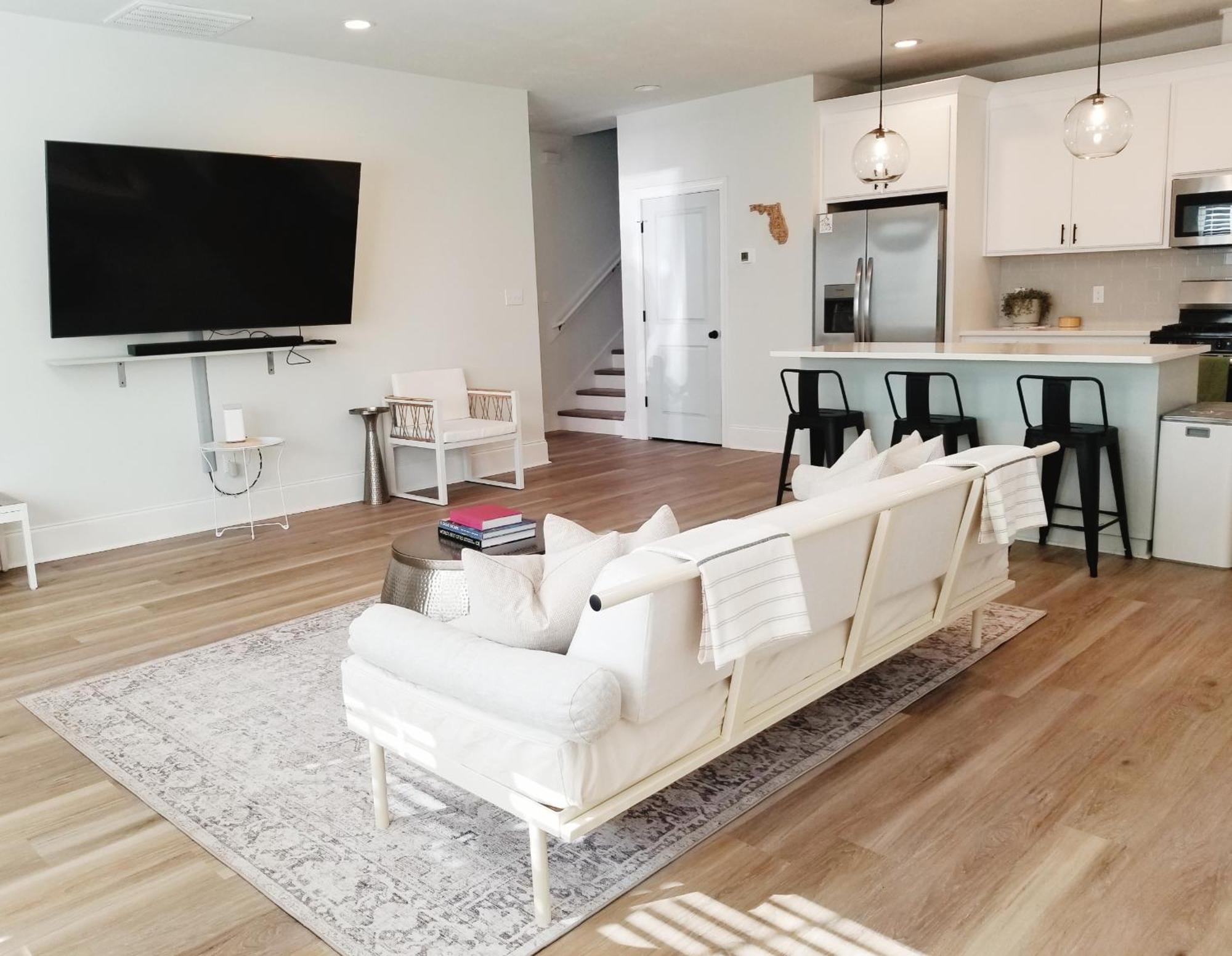 Beautiful Modern Luxury Eco Townhouse, 3b/3.5b Great Location Holiday home