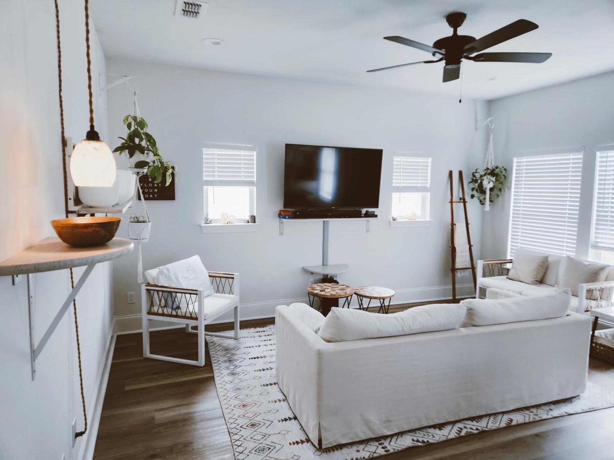 Lovely Modern 2/2: Bright, Minimal, And Comfy Tallahassee
