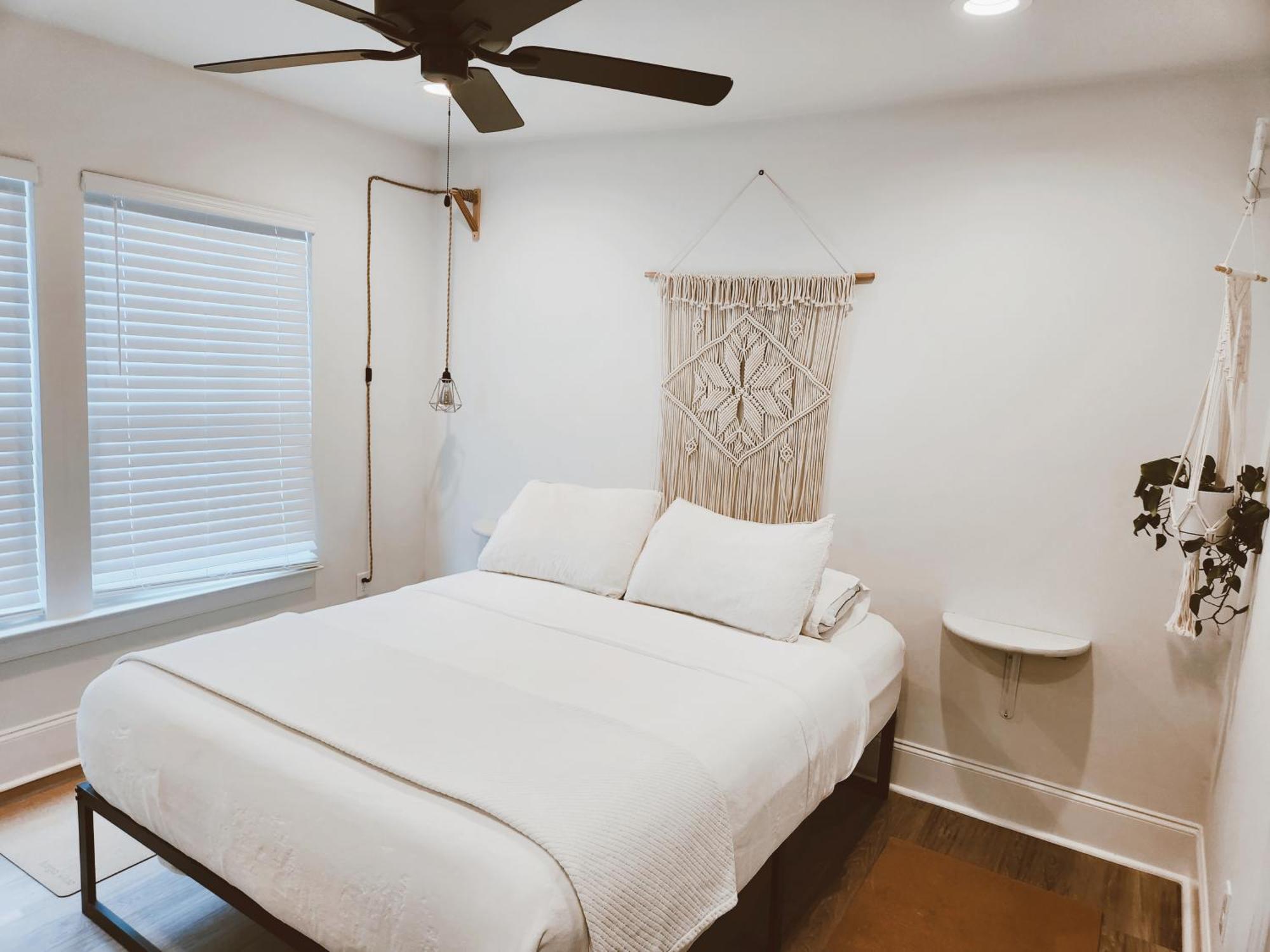 Lovely Modern 2/2: Bright, Minimal, And Comfy *
