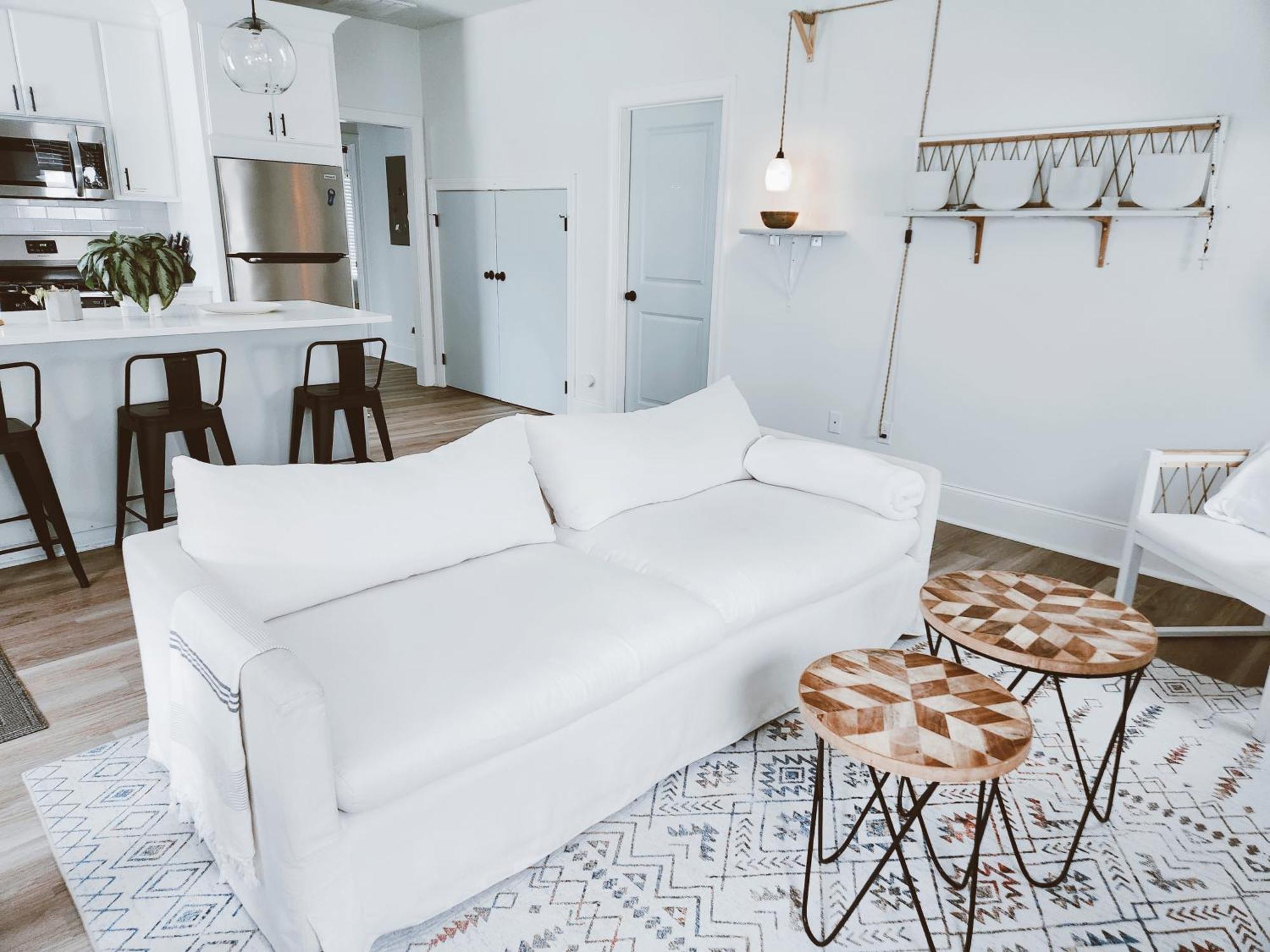 Lovely Modern 2/2: Bright, Minimal, And Comfy *