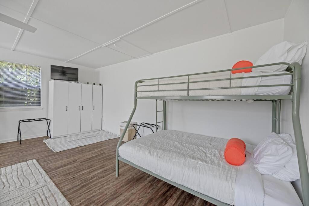Tally's Sapphire Sleeps12 Near Fsu, Capitol, Golf Club With Game Room, Projector And Patio Holiday home Tallahassee