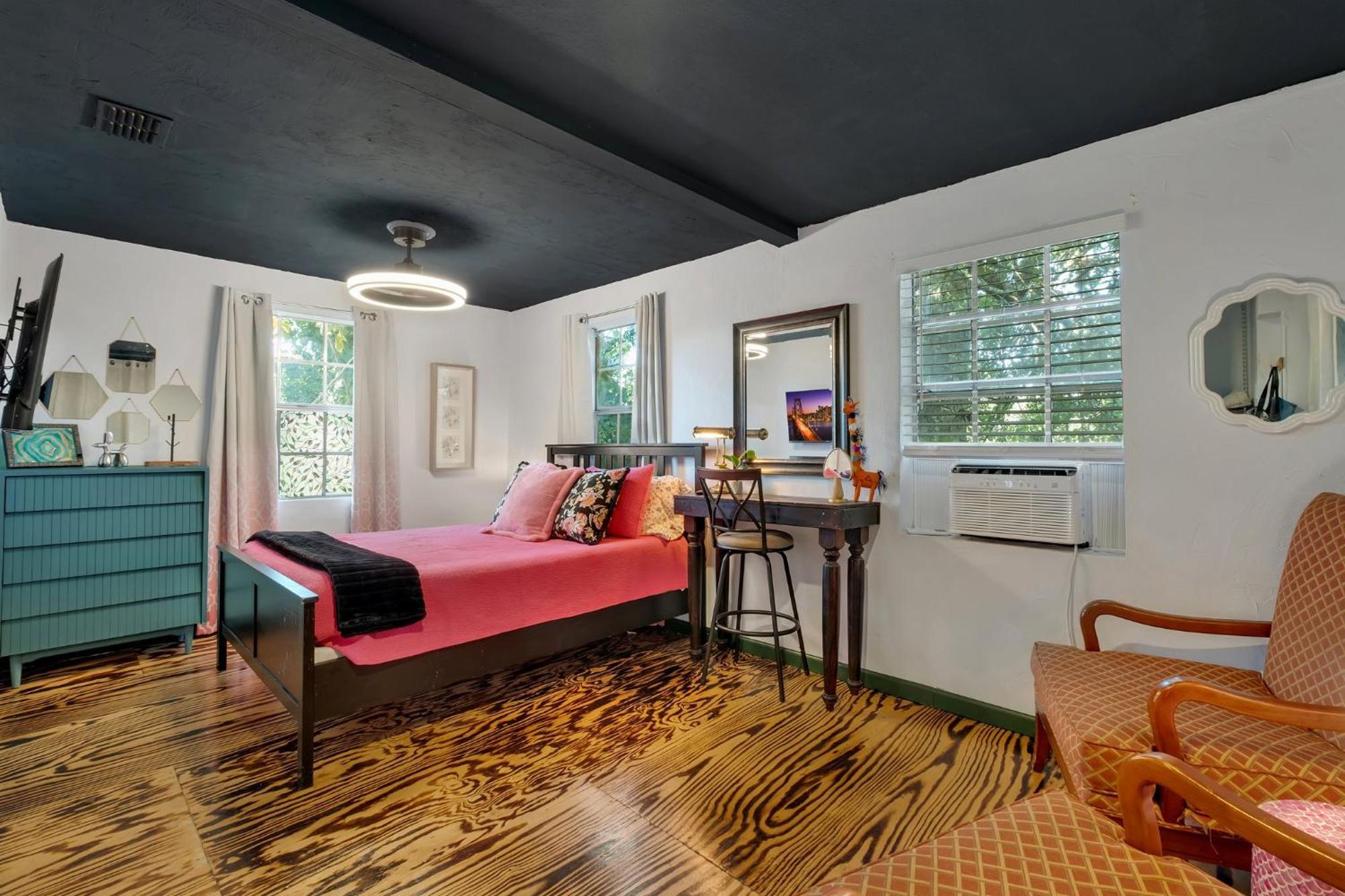 Groups-1 Mi To Stadium-dog Friendly-fence Yrd Tallahassee
