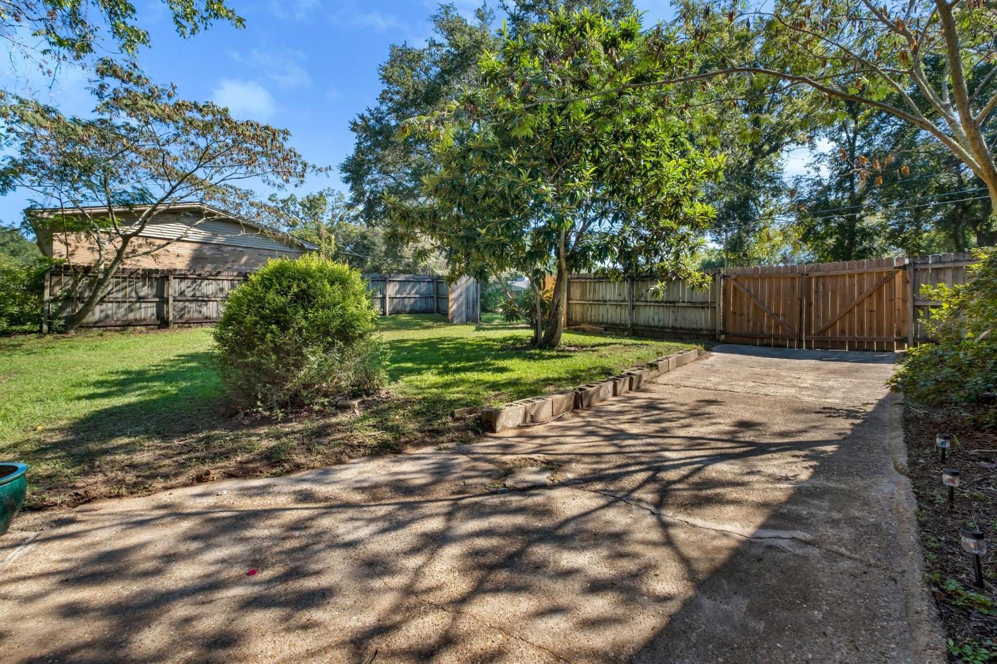 Groups-1 Mi To Stadium-dog Friendly-fence Yrd Tallahassee