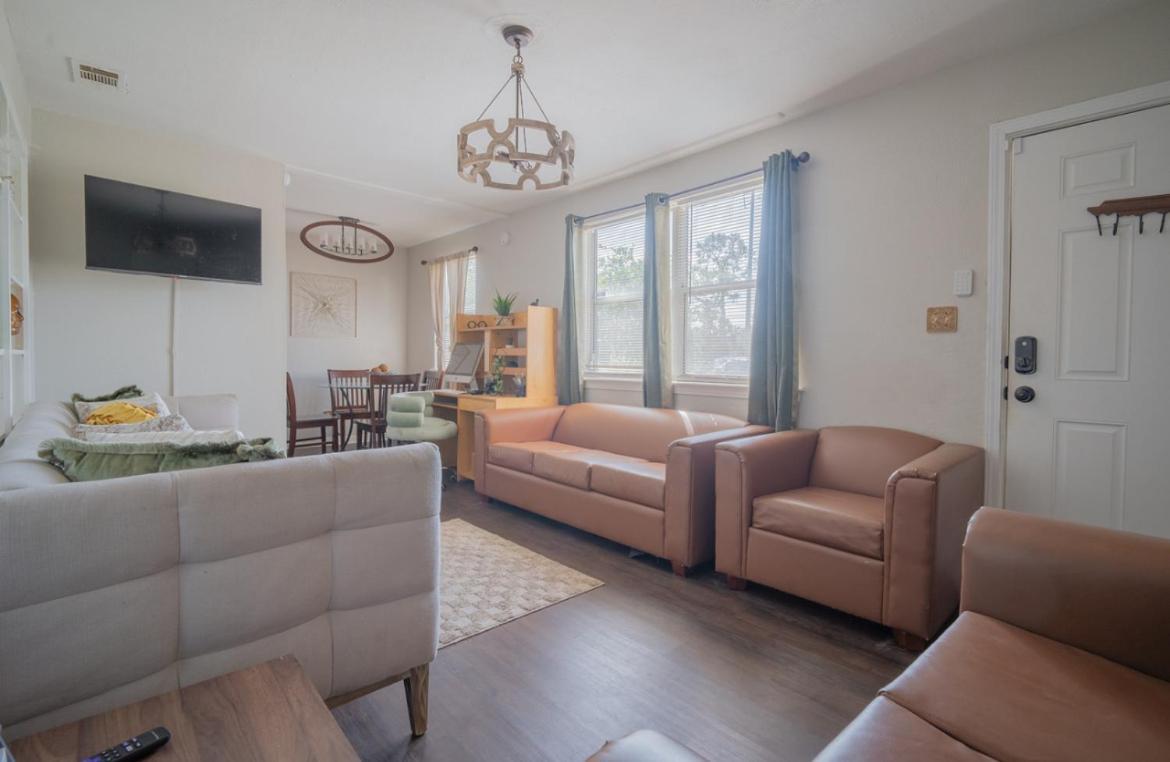 New Cozy 3bd House Near Stadiums, Downtown Holiday home *