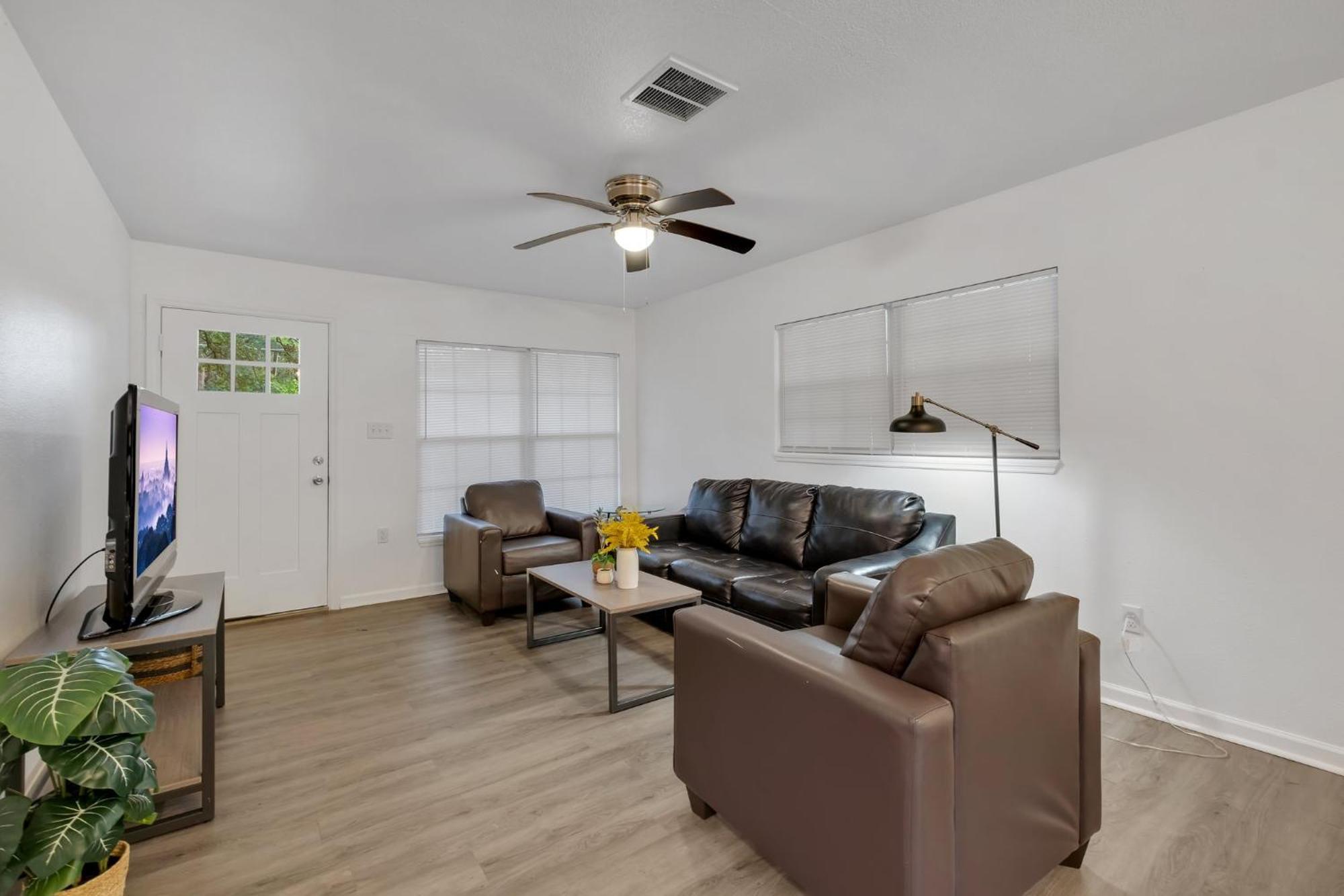 The Renegade - Renovated 3 Bedroom Holiday home