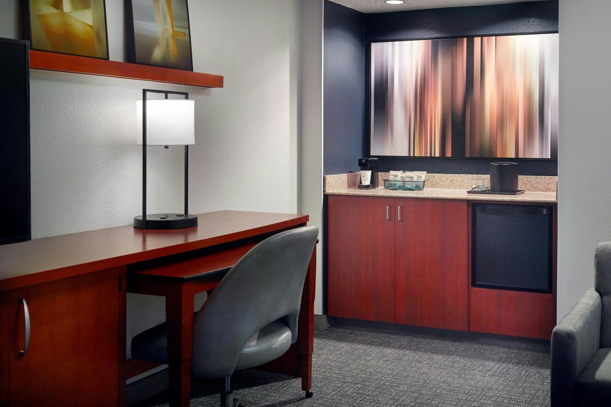 Courtyard By Marriott Downtown/capital Hotel 3*